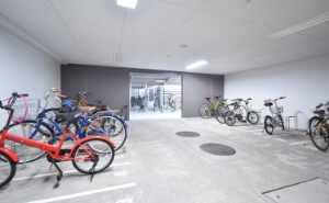 雨ざらしの心配がない天井つき駐輪場｜マリンズ心斎橋Ⅲ